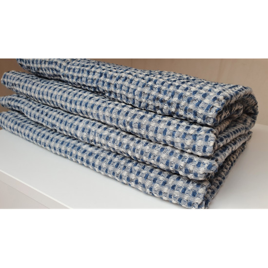 Half-linen bath towel with blue and white squares
